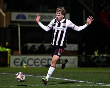 Grimsby Town 'dan Jason Dai Svanrsson, 11 Mart 2025' te Blundell Park, Cleethorpes, İngiltere 'deki Grimsby Town - Notts County maçında topu bırakıyor.