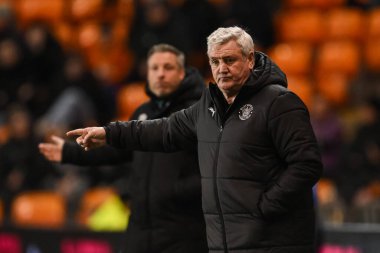 Blackpool 'un baş antrenörü Steve Bruce takımına 11 Mart 2025' te Bloomfield Road, Blackpool 'da oynanan Blackpool-Cambridge maçında talimat verdi.