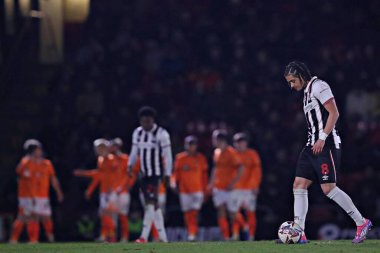 Grimsby Town 'dan Jayden Luker 11 Mart 2025' te Blundell Park, Cleethorpes, İngiltere 'deki Grimsby Town - Notts County maçında başlama vuruşuna hazırlanıyor.