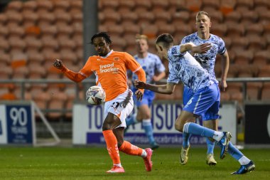 Blackpool 'dan Niall Ennis, 11 Mart 2025' te Bloomfield Road, Blackpool 'da oynanan Blackpool-Cambridge United maçında topla bir çıkış yaptı.