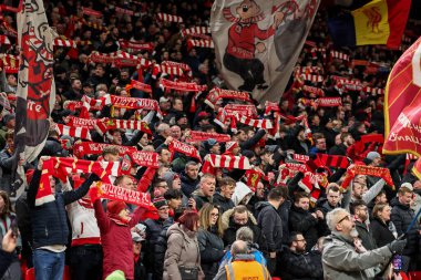 Taraftarlar, UEFA Şampiyonlar Ligi 'nden önce asla yalnız yürümeyeceğinize dair imza attılar Son 16 maç Liverpool' a karşı Paris Saint-Germain Anfield, Liverpool, İngiltere, 11 Mart 2025