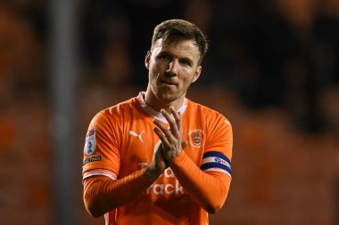 Blackpool 'dan Lee Evans, 11 Mart 2025' te Bloomfield Road, Blackpool 'da oynanan Blackpool-Cambridge United maçının sonunda taraftarları alkışlıyor.