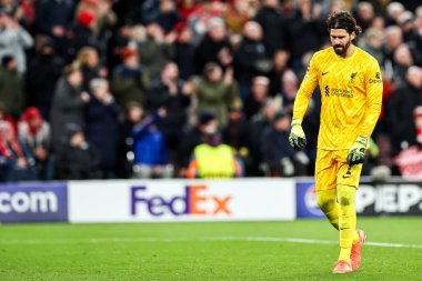 Liverpool 'dan Alisson Becker UEFA Şampiyonlar Ligi' nde üzgün görünüyor Son 16 maç Liverpool-Paris Saint-Germain maçı Anfield, Liverpool, İngiltere, 11 Mart 2025