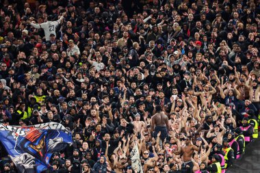 Paris Saint-Germain taraftarları takımın UEFA Şampiyonlar Ligi 'ndeki ilk maçını kutluyorlar Son 16 maç Liverpool' a karşı Paris Saint-Germain Anfield, Liverpool, İngiltere, 11 Mart 2025