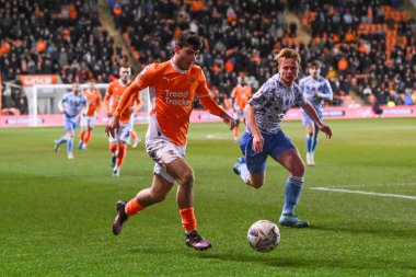 Blackpool 'dan Rob Apter, 11 Mart 2025' te Bloomfield Road, Blackpool, İngiltere 'de oynanan Blackpool-Cambridge United maçında topla bir çıkış yaptı.