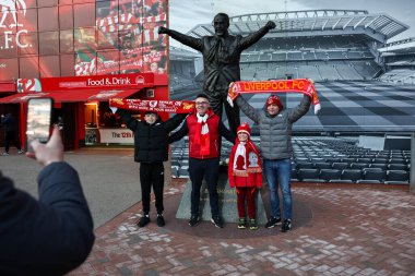 Taraftarlar, UEFA Şampiyonlar Ligi 'nden önce Anfield' e vardılar. Son 16 maç Liverpool-Paris Saint-Germain maçı Anfield, Liverpool, İngiltere, 11 Mart 2025