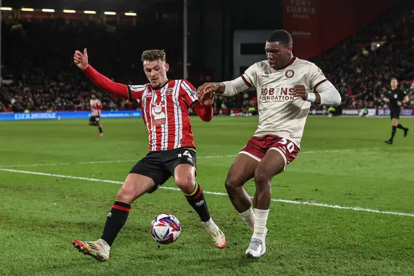 Sheffield United 'dan Harrison Burrows ve Bristol City' den Sinclair Armstrong 11 Mart 2025 'te Bramall Lane, Sheffield, İngiltere' de oynanan Sky Bet Şampiyonası maçında top için mücadele ettiler.