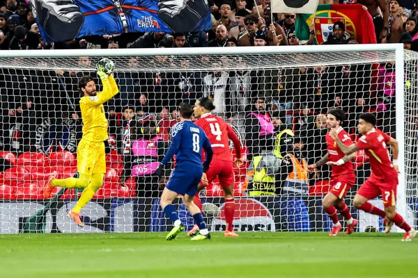 Liverpool 'dan Alisson Becker UEFA Şampiyonlar Ligi' nde son 16 maçta Liverpool, Anfield, Liverpool 'da Paris Saint-Germain' e karşı, 11 Mart 2025 'te bir kurtarış yaptı.