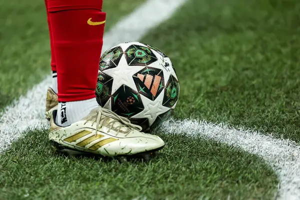 Liverpool 'dan Alexis Mac Allister, UEFA Şampiyonlar Ligi' nde son 16 maç Liverpool-Paris maçı sırasında Anfield, Liverpool, İngiltere 'de 11 Mart 2025' te viraja girdi.