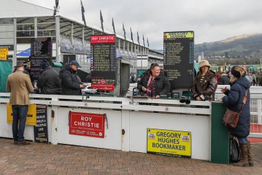 Cheltenham Festival 2025 Style Çarşamba günü Cheltenham Hipodromu, Cheltenham, İngiltere, 12 Mart 2025 'te bahis istasyonları kuruldu.