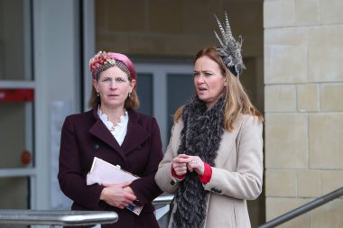 Yarışçılar Cheltenham Festivali 2025 Style Çarşamba günü Cheltenham Hipodromu, Cheltenham, Birleşik Krallık 'a varmaya başladılar.