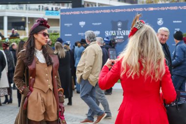 Yarışmacılar, Cheltenham Festivali 2025 Style Çarşamba günü Cheltenham Hipodromu, Cheltenham, Birleşik Krallık, 12 Mart 2025 'te gelmeye başlarken fotoğraf çekiyorlar.