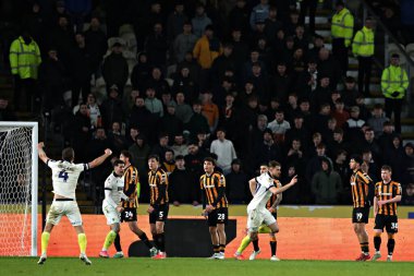 Oxford United takımından Micha Helik, 12 Mart 2025 tarihinde İngiltere 'nin Hull şehrindeki MKM Stadyumu' nda oynanan Sky Bet Şampiyonası maçında golünü kutluyor.