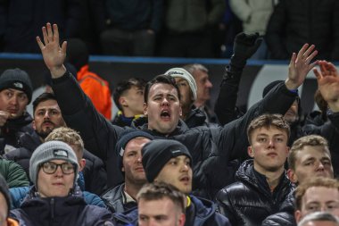 Leeds taraftarları 12 Mart 2025 'te Leeds Road, Leeds, İngiltere' de Leeds United ile Millwall arasındaki Sky Bet Şampiyonası 'nda Marching On Together şarkısını söylüyorlar.