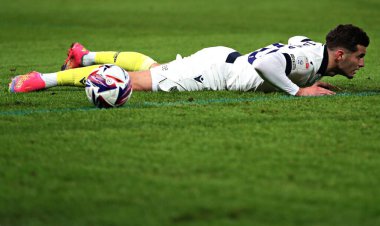 Oxford United takımından Rben Rodrigues, 12 Mart 2025 'te Hull City' nin Oxford United 'a karşı oynadığı maçta yere uzandı.