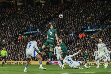 Millwall 'dan Jake Cooper 12 Mart 2025' te İngiltere, Leeds Road 'da Leeds United ile Millwall arasındaki Gökyüzü İddia Şampiyonası maçında kaleye doğru ilerliyor.