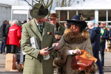 Yarışçılar Cheltenham Festivali 2025 Style Wednesday at Cheltenham Hipodromu, Cheltenham, İngiltere, 12 Mart 2025