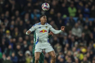 Leeds United takımından Jnior Firpo, 12 Mart 2025 'te Leeds Road, İngiltere' de oynanan Sky Bet Şampiyonası karşılaşmasında yüksek topu kazanmak için sıçradı.