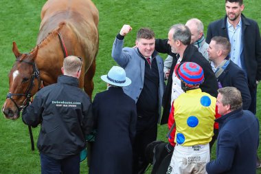 Cian Collins 'in Jazzy Matty antrenörü, Cheltenham Yarış Pisti, Cheltenham, Cheltenham, Birleşik Krallık' ta 12 Mart 2025 'te düzenlenen 2025 Style Festivali' nde Debenhams Johnny Henderson Grand Geleneksel Engelliler Kupası Engelliler Kovalamacası 'nı kazanmasını kutluyor.