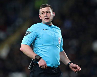 Hakem J. Smith Sky Bet Şampiyonası maçında Hull City, Oxford United 'a karşı MKM Stadyumu, Hull, İngiltere, 12 Mart 2025