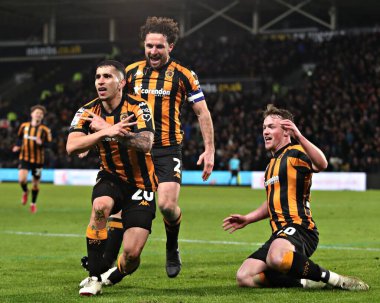 Hull City 'den Gustavo Puerta, 12 Mart 2025' te İngiltere 'nin Hull şehrindeki MKM Stadyumu' nda oynanan Sky Bet Şampiyonası maçında golünü kutluyor.