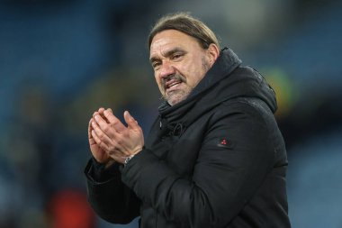 Leeds United takımının teknik direktörü Daniel Farke, 12 Mart 2025 'te Leeds Road, İngiltere' de oynanan Sky Bet Şampiyonası maçında taraftarlarıyla zaferi kutluyor.