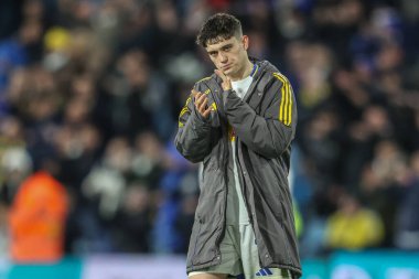 Leeds United takımından Daniel James 12 Mart 2025 'te Leeds Road, İngiltere' de oynanan Sky Bet Şampiyonası maçında taraftarları alkışlıyor.