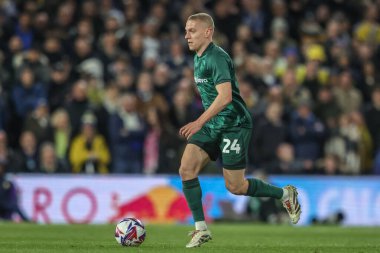 Millwall 'dan Casper de Norre, 12 Mart 2025' te Leeds United ile Millwall 'ın oynadığı Sky Bet Şampiyonası maçında topu bırakıyor.