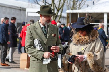 Yarışçılar Cheltenham Festivali 2025 Style Wednesday at Cheltenham Hipodromu, Cheltenham, İngiltere, 12 Mart 2025