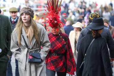 Yarışçılar Cheltenham Festivali 2025 Style Çarşamba günü Cheltenham Hipodromu, Cheltenham, Birleşik Krallık 'a 12 Mart 2025' te varmaya başladılar.