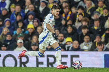 Leeds United takımından Malikane Solomon, 12 Mart 2025 'te Leeds Road, Leeds, İngiltere' de Leeds United ve Millwall maçında topu aldı.