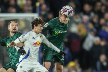 Millwall 'dan George Saville, Leeds United' dan Brenden Aaronson 'ın 12 Mart 2025' te Elland Road, Leeds, İngiltere 'de oynanan Sky Bet Şampiyonası karşılaşmasında yüksek topu kazanmak için sıçradı.