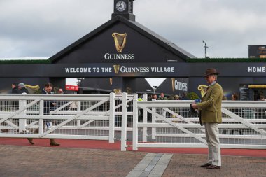 Yarışçılar Cheltenham Festivali 2025 Style Wednesday at Cheltenham Hipodromu, Cheltenham, İngiltere, 12 Mart 2025