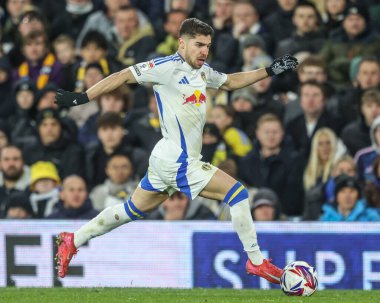 Leeds United takımından Malikane Solomon, 12 Mart 2025 'te Leeds Road, Leeds, İngiltere' de Leeds United ve Millwall maçında topu aldı.