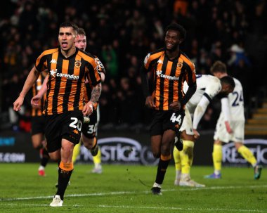 Hull City 'den Gustavo Puerta, 12 Mart 2025' te İngiltere 'nin Hull şehrindeki MKM Stadyumu' nda oynanan Sky Bet Şampiyonası maçında golünü kutluyor.