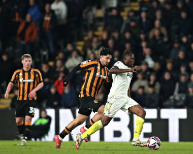 Hull City 'den Steven Alzate, Oxford United takımından Alex Matos' a 12 Mart 2025 'te MKM Stadyumu' nda oynanan Hull City - Oxford United maçında baskı yapıyor.