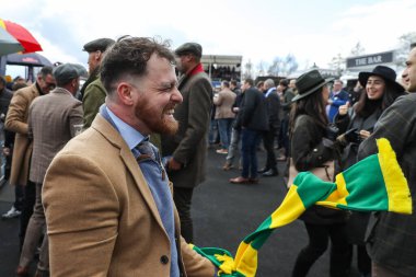 Yarışa katılanlar, Cheltenham Yarış Pisti, Cheltenham, Birleşik Krallık 'ta 12 Mart 2025' te düzenlenen 2025 Cheltenham Festivali 'nde at yarışı zaferini kutladılar.