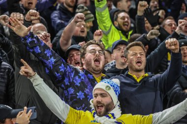 Leeds taraftarları 12 Mart 2025 'te Leeds Road, Leeds, İngiltere' de Leeds United ile Millwall arasındaki Sky Bet Şampiyonası 'nda Marching On Together şarkısını söylüyorlar.