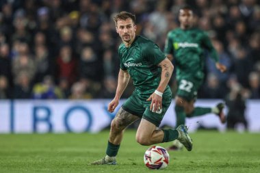 Millwall 'dan Joe Bryan, 12 Mart 2025' te İngiltere, Leeds 'de Leeds United ile Millwall arasındaki Sky Bet Şampiyonası maçında topu aldı.