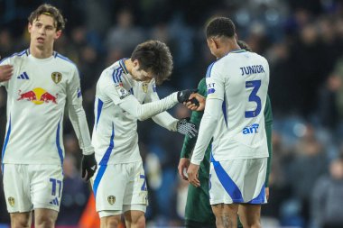 Leeds United takımından Ao Tanaka ve Leeds United takımından Jnior Firpo, 12 Mart 2025 'te Leeds Road, Leeds, İngiltere' de oynanan Sky Bet Şampiyonası karşılaşmasında maçı kutluyorlar.