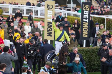 Marine Nationale 'deki Sean Flanagan, Cheltenham Yarış Pisti, Cheltenham, Birleşik Krallık' ta 12 Mart 2025 'te düzenlenen 2025 Cheltenham Festivali' nde BetMGM Kraliçe Şampiyonu Chase 'i kazanmasını kutluyor.