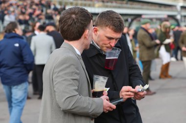 Yarışçılar kazandıklarını Cheltenham Festivali 'nde sayıyorlar. 2025 Style Wednesday Cheltenham Hipodromu, Cheltenham, İngiltere, 12 Mart 2025