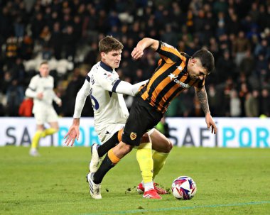 Hull City 'den Gustavo Puerta, 12 Mart 2025' te İngiltere 'nin Hull şehrindeki MKM Stadyumu' nda oynanan Sky Bet Şampiyonası maçında Oxford United takımından Ben Nelson 'ın baskısı altında.