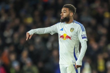 Leeds United 'dan Jayden Bogle, 12 Mart 2025' te Leeds Road, İngiltere 'de oynanan Sky Bet Şampiyonası maçında takımına talimatlar veriyor.