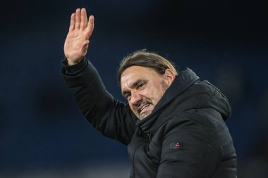Leeds United takımının teknik direktörü Daniel Farke, 12 Mart 2025 'te Leeds Road, İngiltere' de oynanan Sky Bet Şampiyonası maçında taraftarlarıyla zaferi kutluyor.
