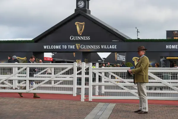 Yarışçılar Cheltenham Festivali 2025 Style Wednesday at Cheltenham Hipodromu, Cheltenham, İngiltere, 12 Mart 2025