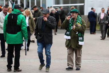 Yarışçılar, Cheltenham Festivali 2025 St Patricks Perşembe günü Cheltenham Hipodromu, Cheltenham, Birleşik Krallık 'a 13 Mart 2025' te vardılar.