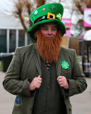 Yarışçılar, Cheltenham Festivali 2025 St Patricks Perşembe günü Cheltenham Hipodromu, Cheltenham, Birleşik Krallık 'a 13 Mart 2025' te vardılar.