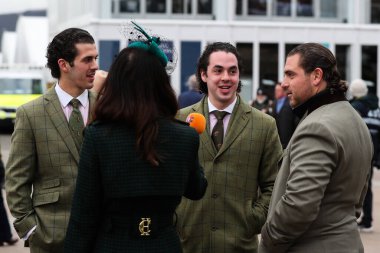 Yarışçılar, Cheltenham Festivali 2025 St Patricks Perşembe günü Cheltenham Hipodromu, Cheltenham, Birleşik Krallık 'a 13 Mart 2025' te vardılar.