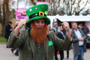 Yarışçılar, Cheltenham Festivali 2025 St Patricks Perşembe günü Cheltenham Hipodromu, Cheltenham, Birleşik Krallık 'a 13 Mart 2025' te vardılar.